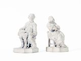 deux figurines d'un homme et d'une femme assis sur un banc