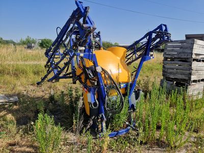 un robot bleu et jaune assis dans l'herbe