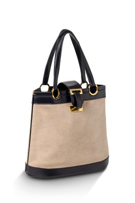 un sac à main beige et noir sur fond blanc