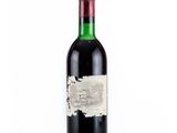 une bouteille de vin posée sur une table
