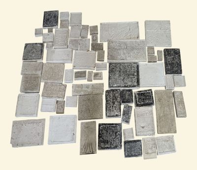de nombreux types de carreaux différents disposés sur une surface blanche