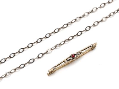 une chaîne plaquée argent avec un fermoir à perle rouge, une chaîne en argent avec un fermoir à perle rouge et une chaîne plaquée argent avec un fermoir à perle rouge
