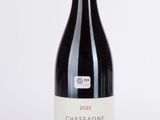 la bouteille de vin rouge est posée sur une surface blanche