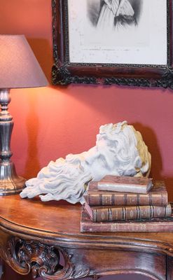 une photo d'une table sur laquelle se trouvent des livres et une lampe