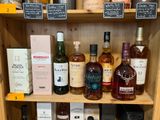 des bouteilles d'alcool sur une étagère dans un magasin de spiritueux
