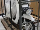 un scooter posé sur une palette dans un entrepôt