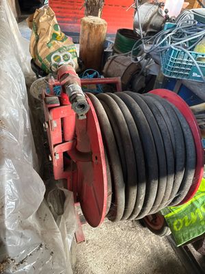 un tuyau raccordé à une borne d'incendie