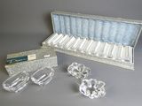 une boîte contenant un tas de morceaux de cristal