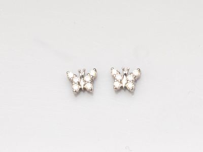 une paire de boucles d'oreilles en diamant sur fond blanc