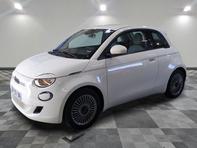 une photo d'une Smart blanche dans un showroom