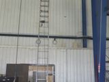 une échelle dans un immeuble, utilisée pour monter à l'échelle