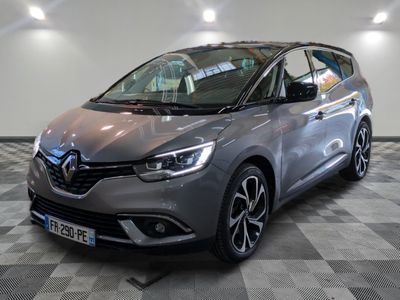 la voiture grise est garée dans le garage sur un sol en damier