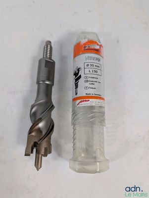 une bouteille d'eau et une perceuse posées sur une table