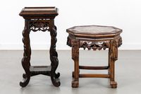 Deux tables d'appoint ou supports orientaux en bois dur, en … (photo 4)