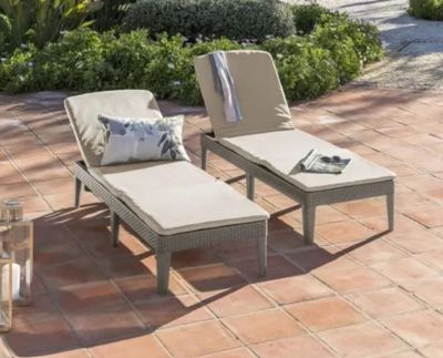deux chaises longues et une table sur la terrasse