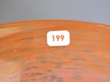 un grand saladier orange sur lequel figure un chiffre blanc