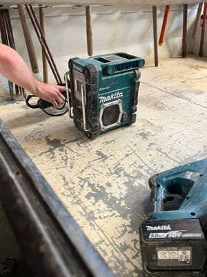 un homme qui travaille sur une machine dans une pièce