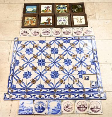 un sol carrelé composé de carreaux bleus et blancs sur lesquels sont représentés des motifs