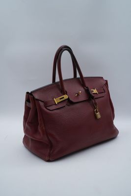 un sac à main en cuir rouge sur fond blanc