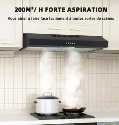 une cuisinière sur laquelle est posée une casserole d'où s'échappe de la vapeur
