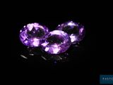 trois améthystes violettes sur un fond noir