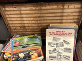 une malle remplie de livres et de magazines posée sur une table