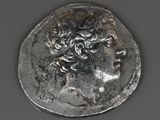 une vieille pièce d'argent portant une tête de femme