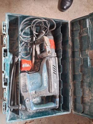 une boîte contenant une perceuse et un marteau