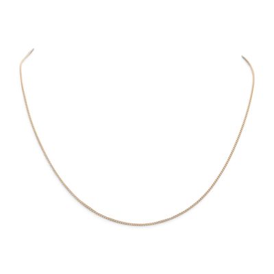 un collier à chaîne en or sur fond blanc