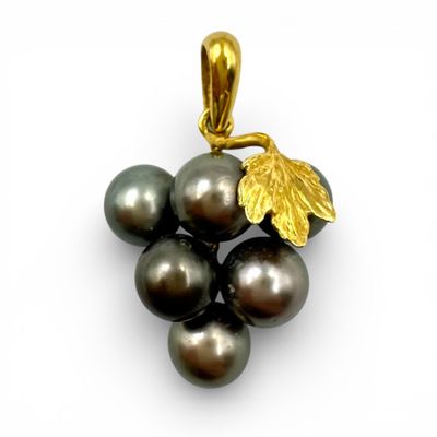 Pendentif en or jaune (750) figurant une grappe de raisin co…