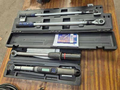 un grand nombre d'outils posés sur une table