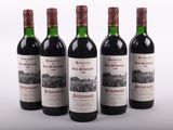 quatre bouteilles de vin rouge sont alignées sur une surface blanche