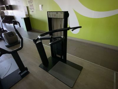 une salle de sport équipée d'un tapis de course et d'un tapis de course