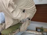 un lit sur lequel est posé un sac, dans une chambre d'hôpital