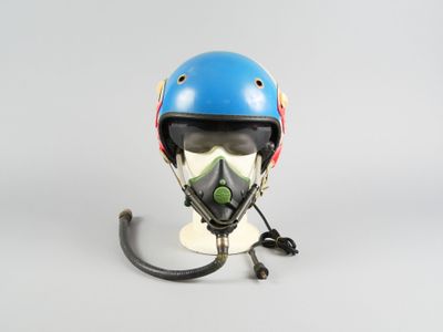 un casque muni d'un masque à gaz