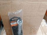 une boîte en carton contenant quelques outils