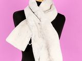 une étole en fourrure blanche sur un mannequin, un mannequin, un mannequin, un mannequin, un mannequin, un mannequin, un mannequin, un mannequin, un manne