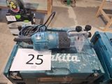 une machine bleue posée sur une table
