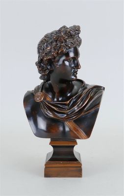 un buste en bronze représentant un jeune homme aux cheveux bouclés