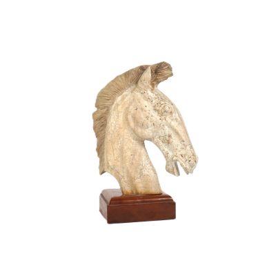 sculpture représentant une tête de cheval sur un socle en bois, sur fond blanc