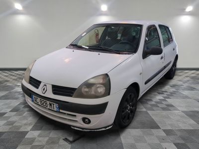 la photo d'une voiture blanche garée dans un garage