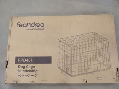 emballage d'une cage pour chien contenant un chien à l'intérieur