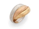 gros plan d'une bague en or et en argent sur une surface blanche