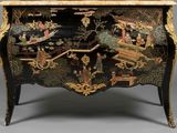 un coffre noir et doré orné d'une peinture