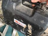 une personne tenant une valise munie d'une poignée
