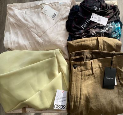 un tas de vêtements posés sur une table