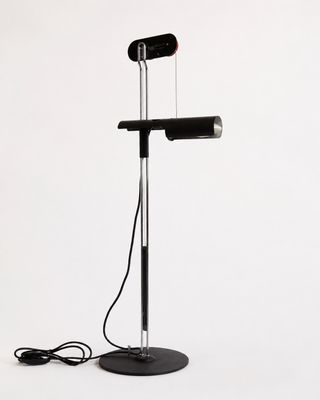 une lampe posée sur un pied et munie d'un cordon