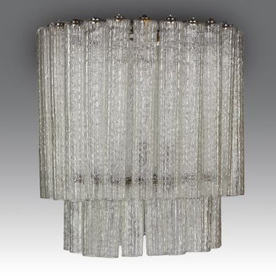 un grand lustre en verre suspendu au plafond