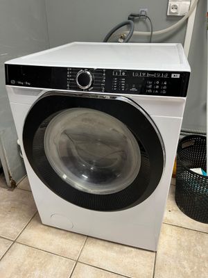 une machine à laver et un sèche-linge posés à même le sol dans une pièce