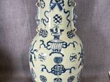 un vase bleu et blanc posé sur une table
